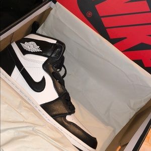 Air Jordan’s retro low black and white size 8 w